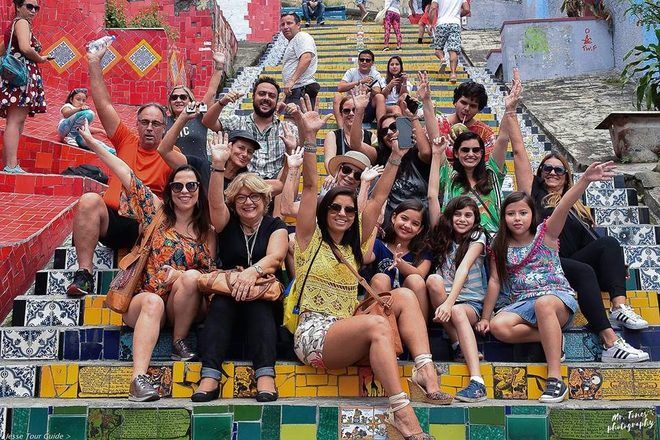 Grupo de viajeros en un free tour en la ciudad brasileña de Rio.