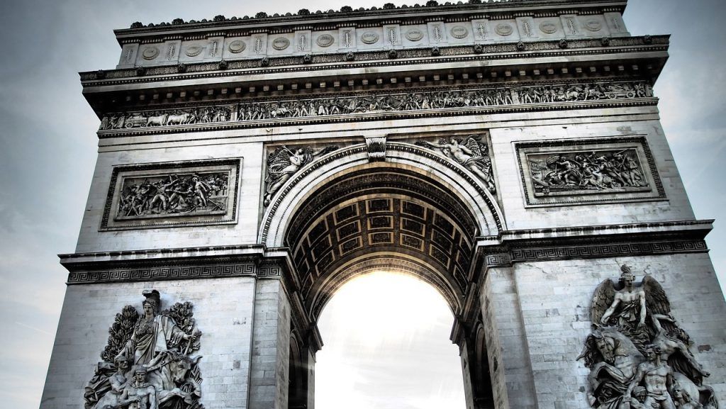 Arco del Triunfo, París lugares imprescindibles que visitar