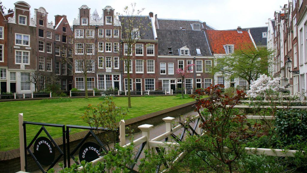 Visit the peaceful Begijnhof in Amsterdam