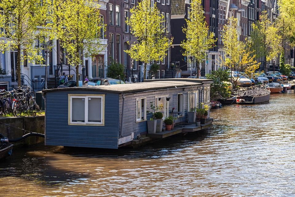 See the surprising boat houses 