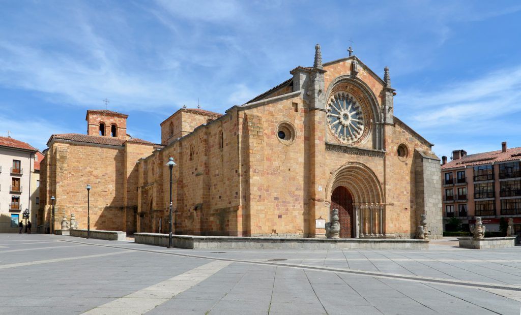 Iglesia de San Pedro y Plaza de Santa Teresa de Jesús, Ávila