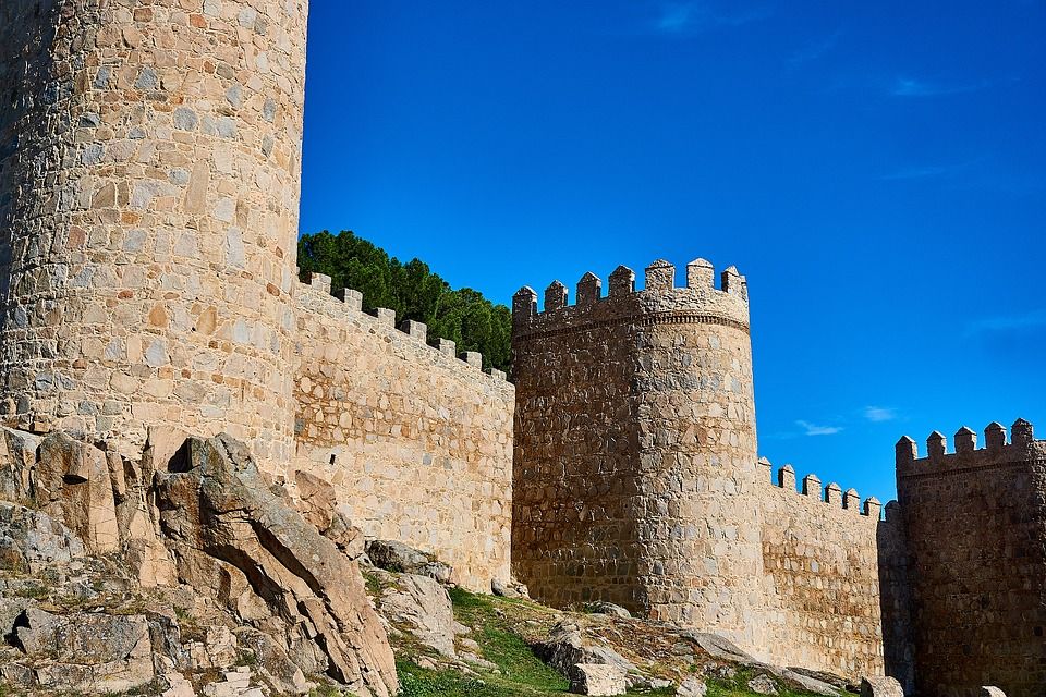 Top lugares imprescindibles que visitar en Ávila Muralla