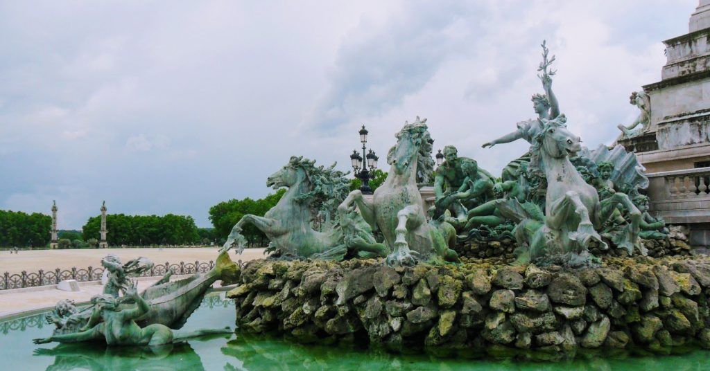 Un monumento rodeado por un estanco que simboliza la Revolución Francesa