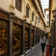 Interior de la Alcaicería con tiendas y pasillos