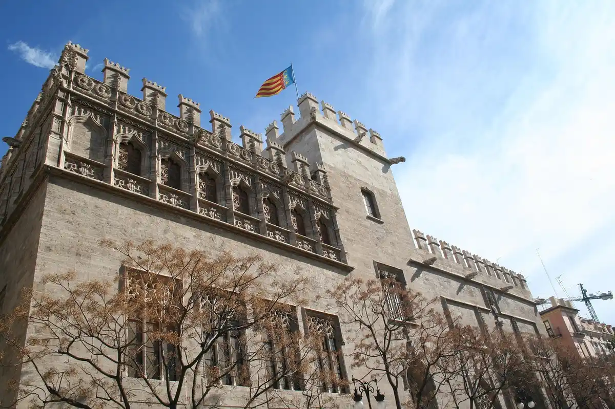 image Fachada histórica de La Lonja de la Seda en Valencia, España