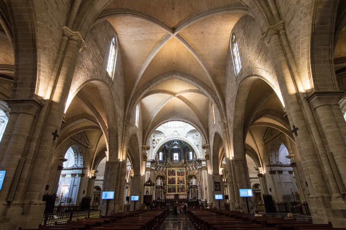 image Interior de la Catedral de Valencia, con arcos y vitrales iluminados