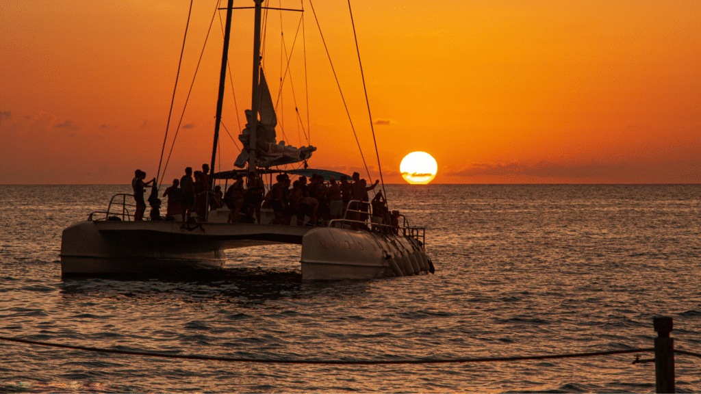 Tour ecológico en catamarán por Barcelona.