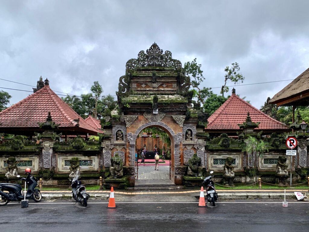 Visitar el Palacio de Ubud y practicar yoga