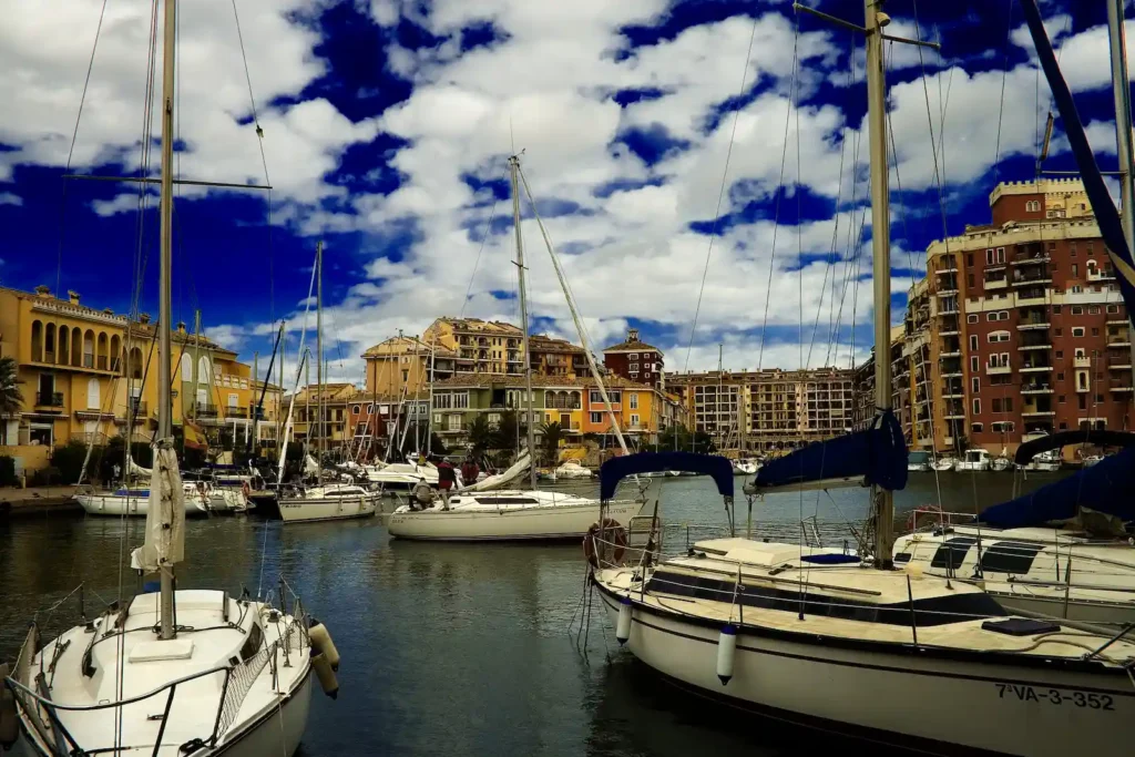 Puerto deportivo con veleros y edificios en Port Saplaya, Valencia