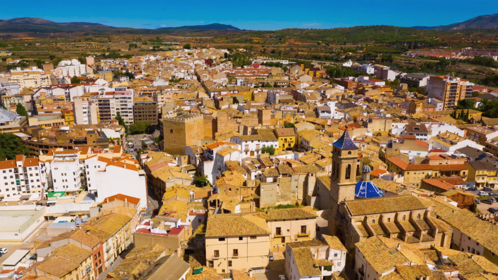 Vista aérea de Requena con casco histórico y edificios