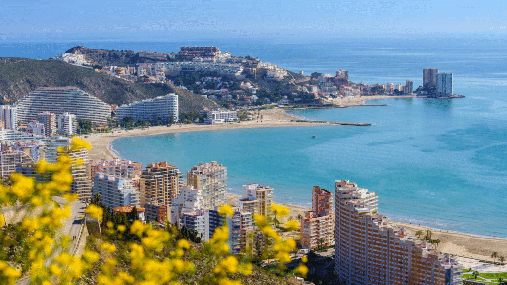 Vista panorámica de Cullera, Valencia, con edificios y playa.