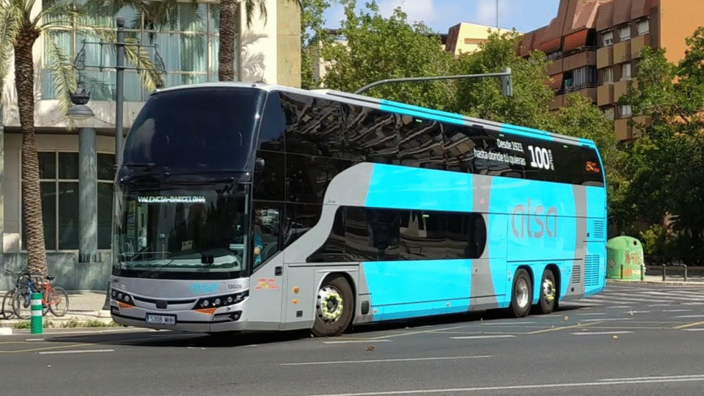 Autocar turístico azul con detalles de la ciudad de Valencia