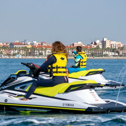 Dos personas en motos de agua Yamaha con chalecos salvavidas, título: Equipamiento obligatorio