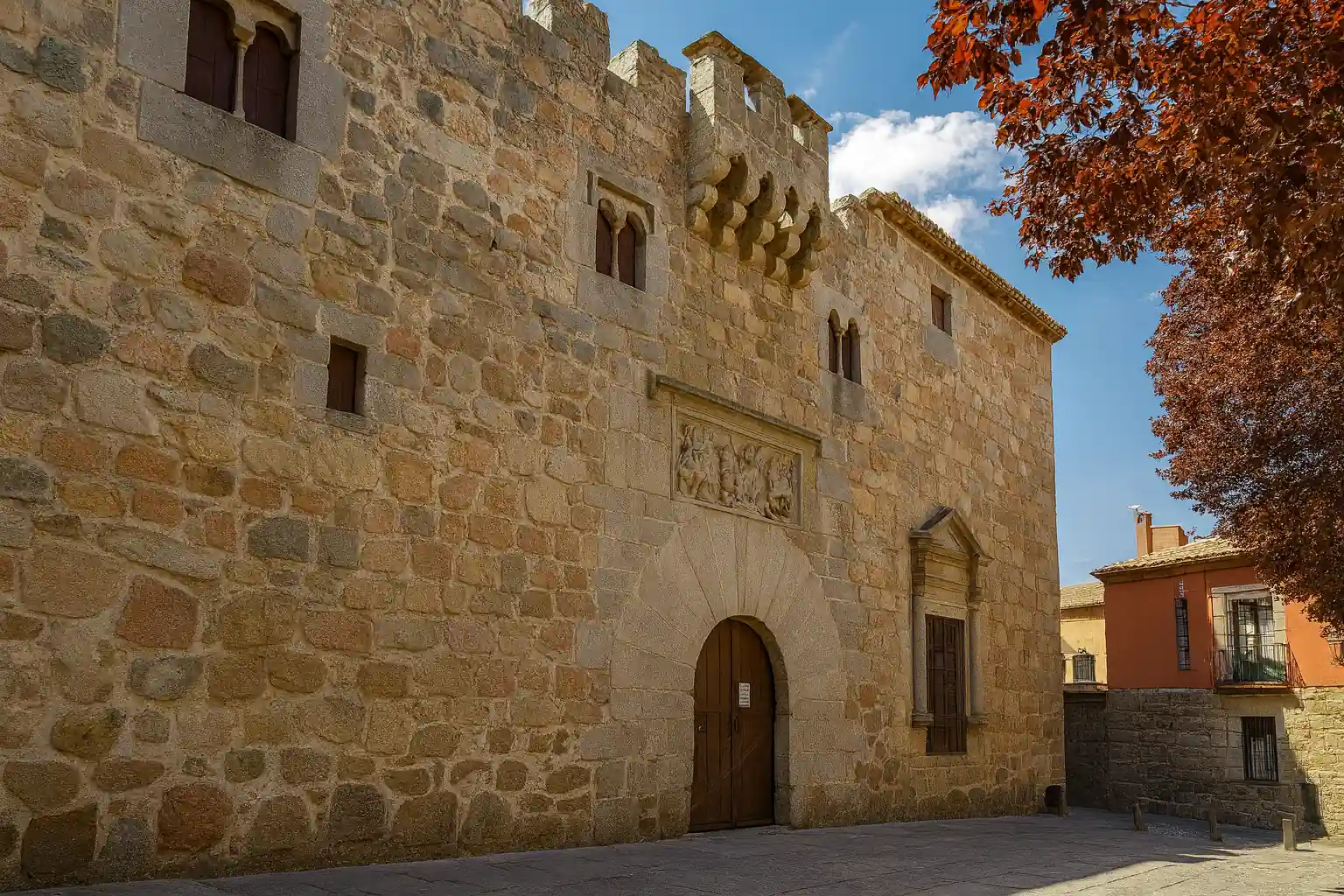 Fachada fortificada del Palacio de los Dávila, adosado a la muralla