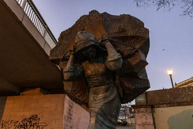 Escultura de mujer con vestido verde en el Museo de Serralves