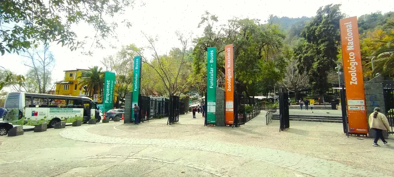Entrada a la Plaza de Armas en Santiago de Chile