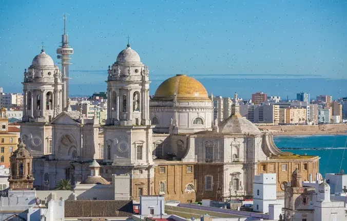 Fachada de la Catedral de Cádiz bajo un cielo nublado