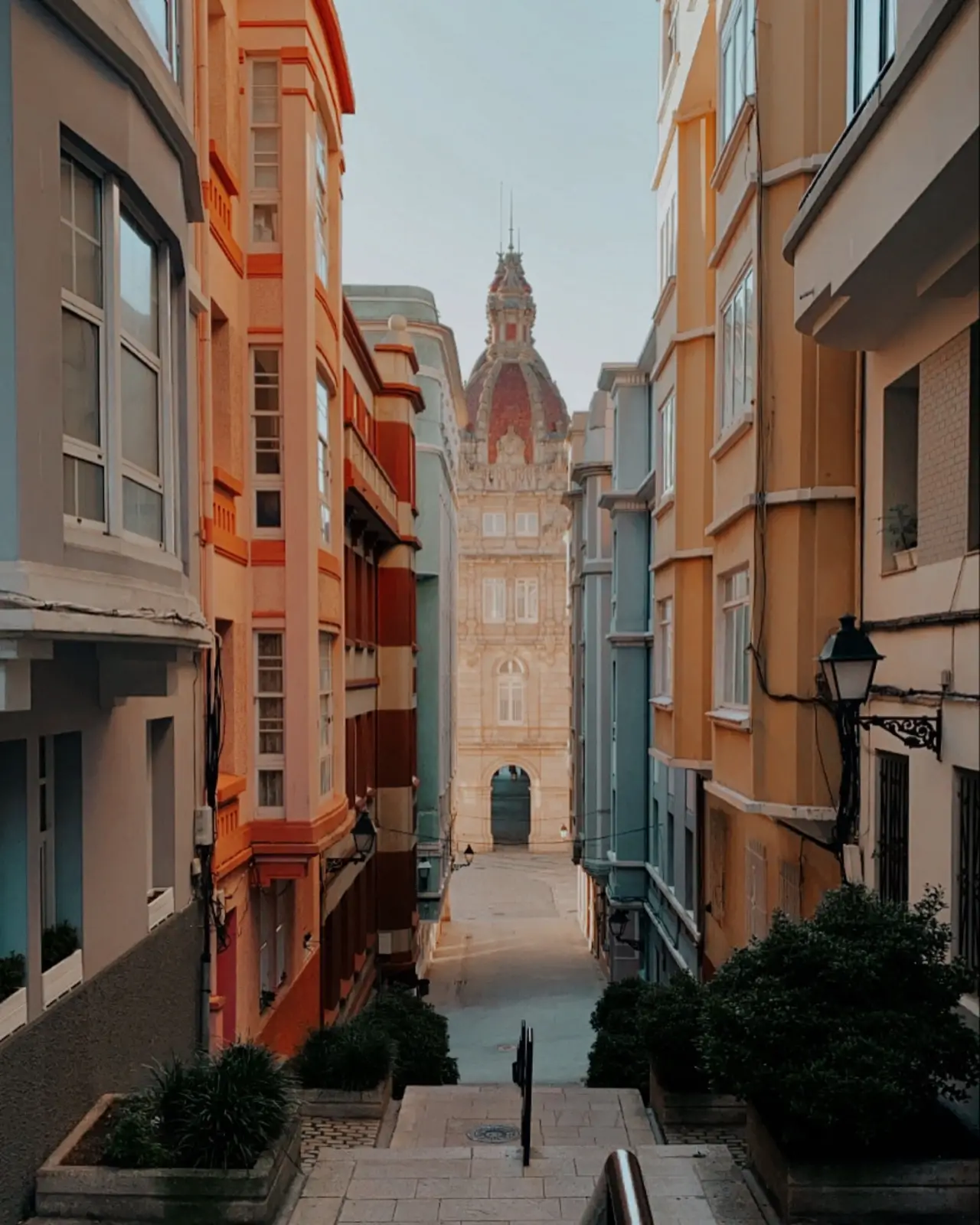Calle escalonada de la Ciudad Vieja de A Coruña con el Palacio Municipal al fondo