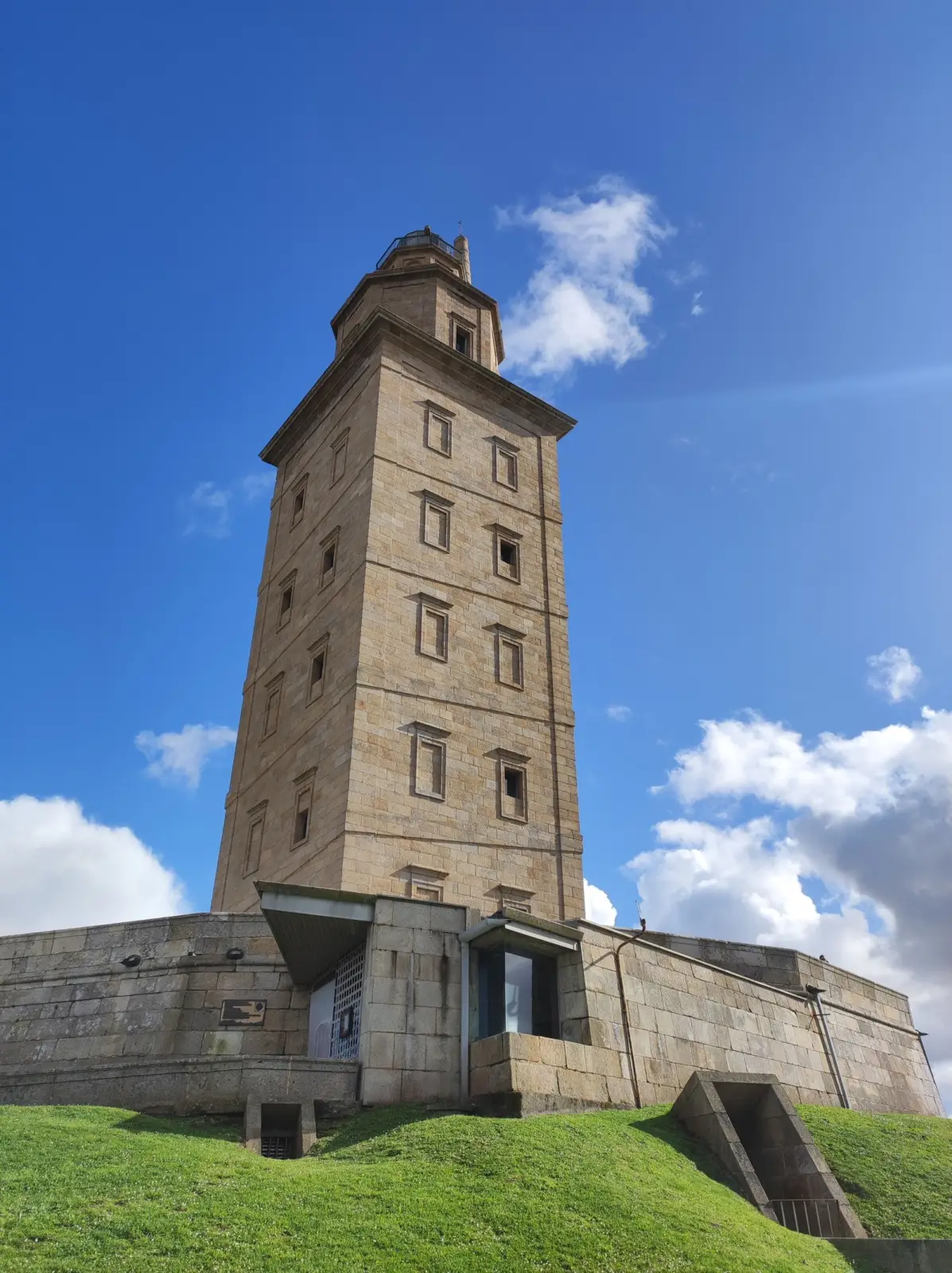 Torre de Hércules en A Coruña bajo un cielo azul