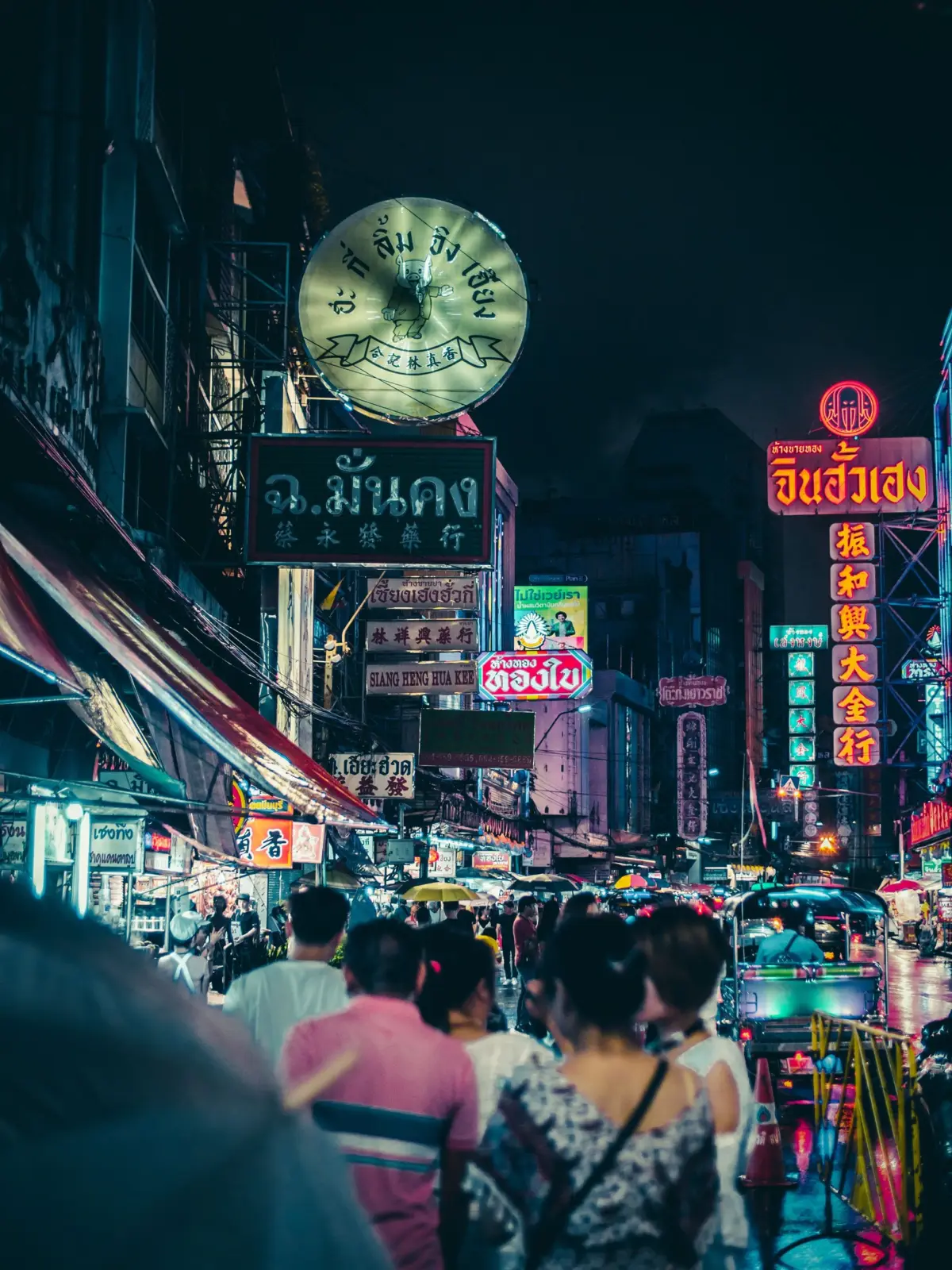 Multitud entre puestos y letreros de neón en Yaowarat, Bangkok