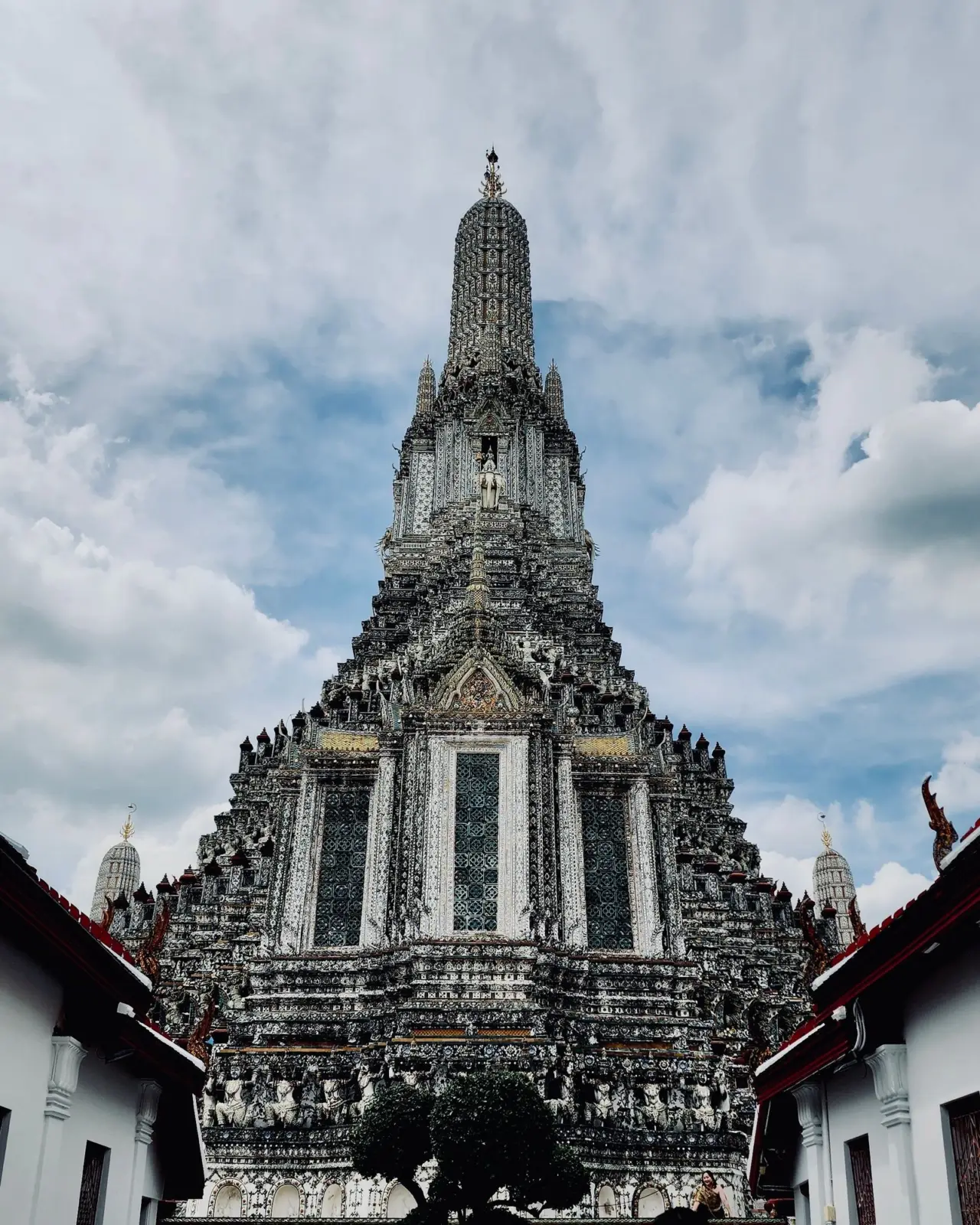 Prang central de Wat Arun en Bangkok bajo un cielo nublado