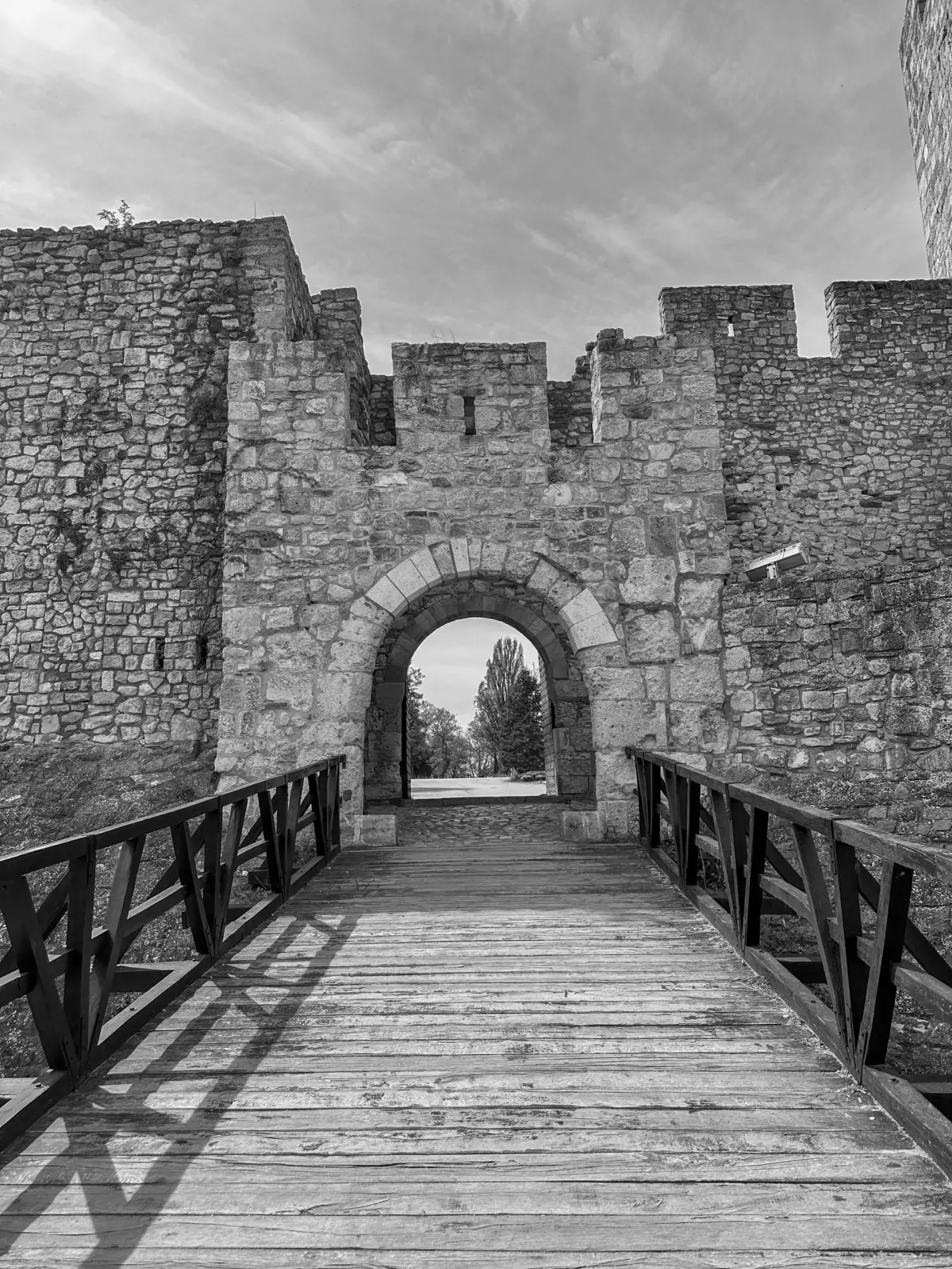 Pasarela y puerta de piedra de la Fortaleza de Belgrado