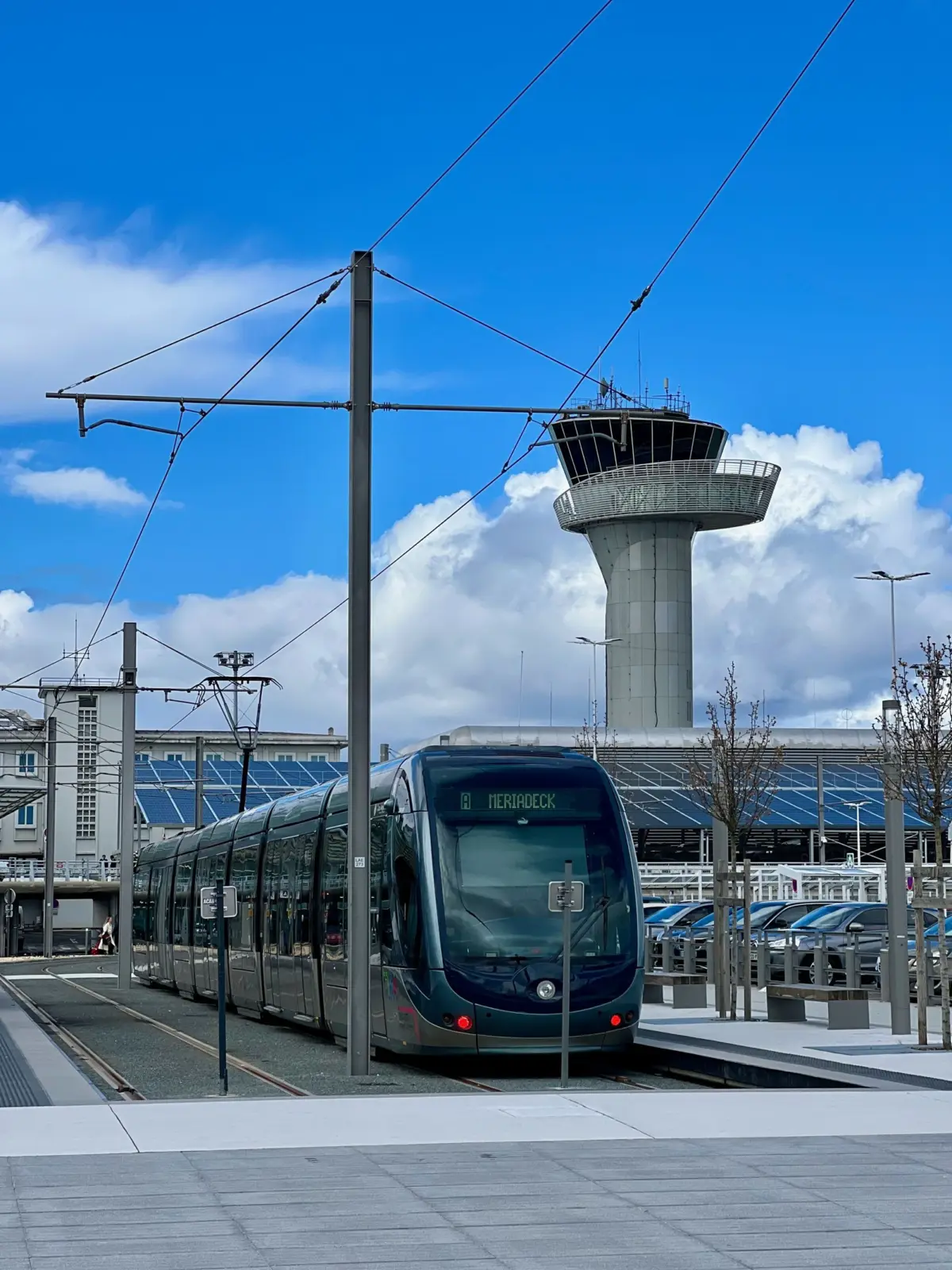 Tren ligero en la terminal del aeropuerto de Bergen