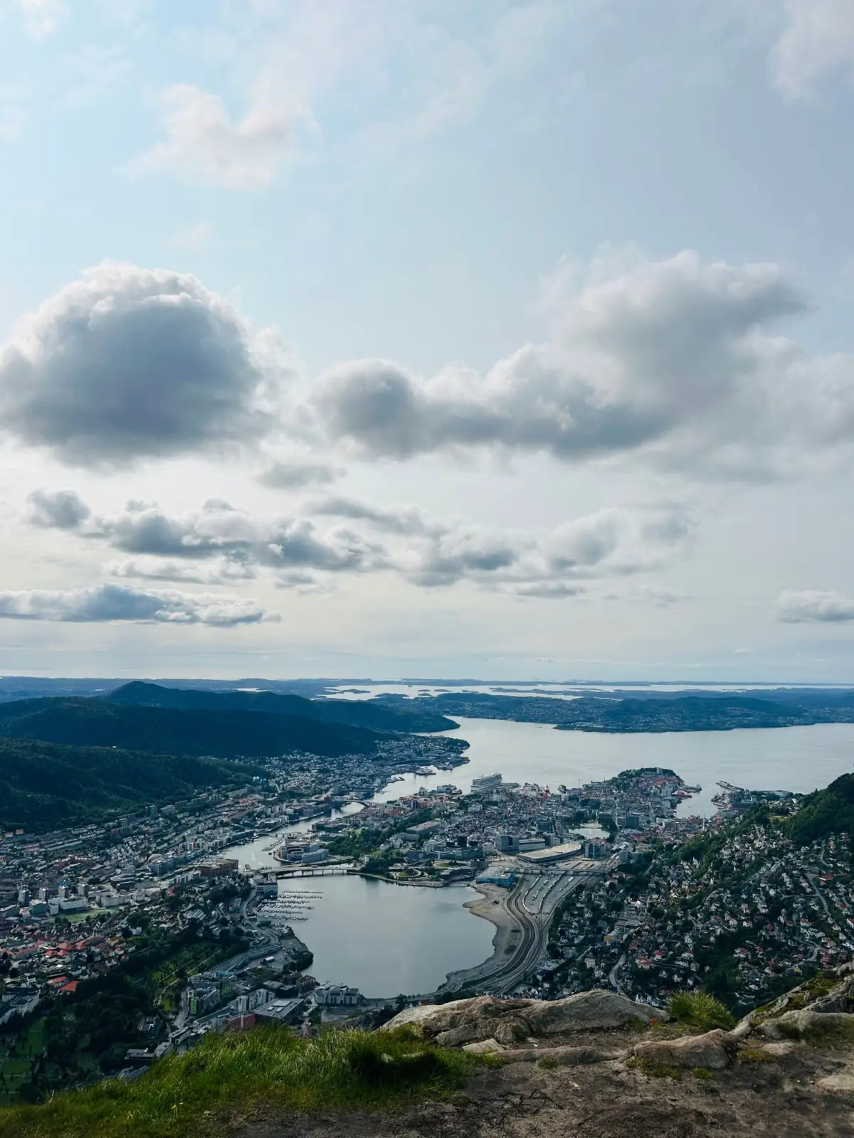 Vista panorámica de Bergen y sus barrios alrededor del puerto