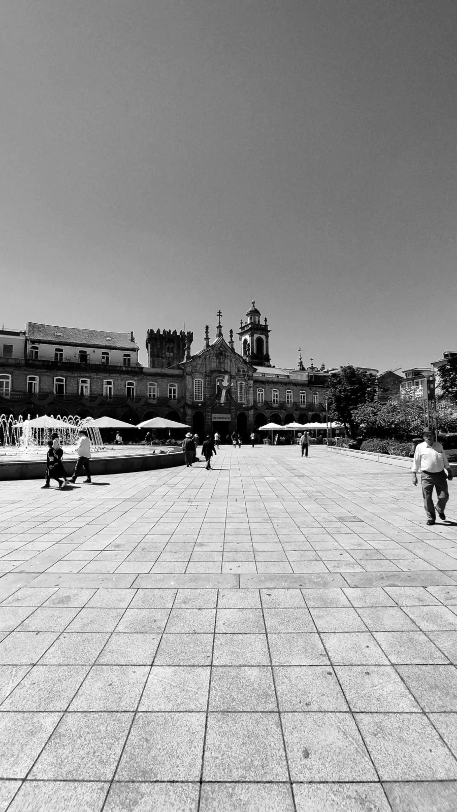Peatones en una plaza del centro de Braga