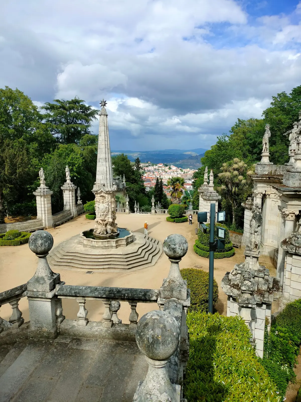 Recinto monumental de Bom Jesus do Monte con Braga al fondo