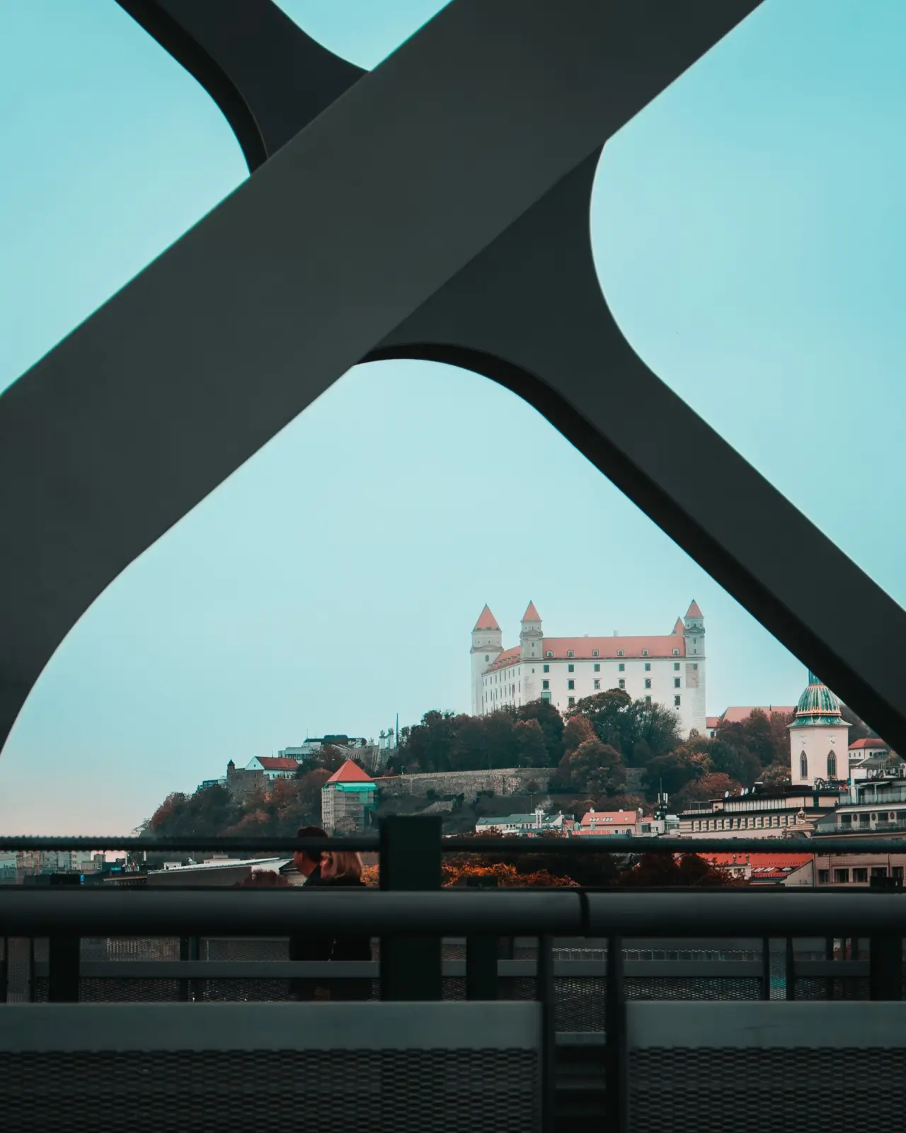 Castillo de Bratislava sobre una colina, visto entre las vigas de un puente