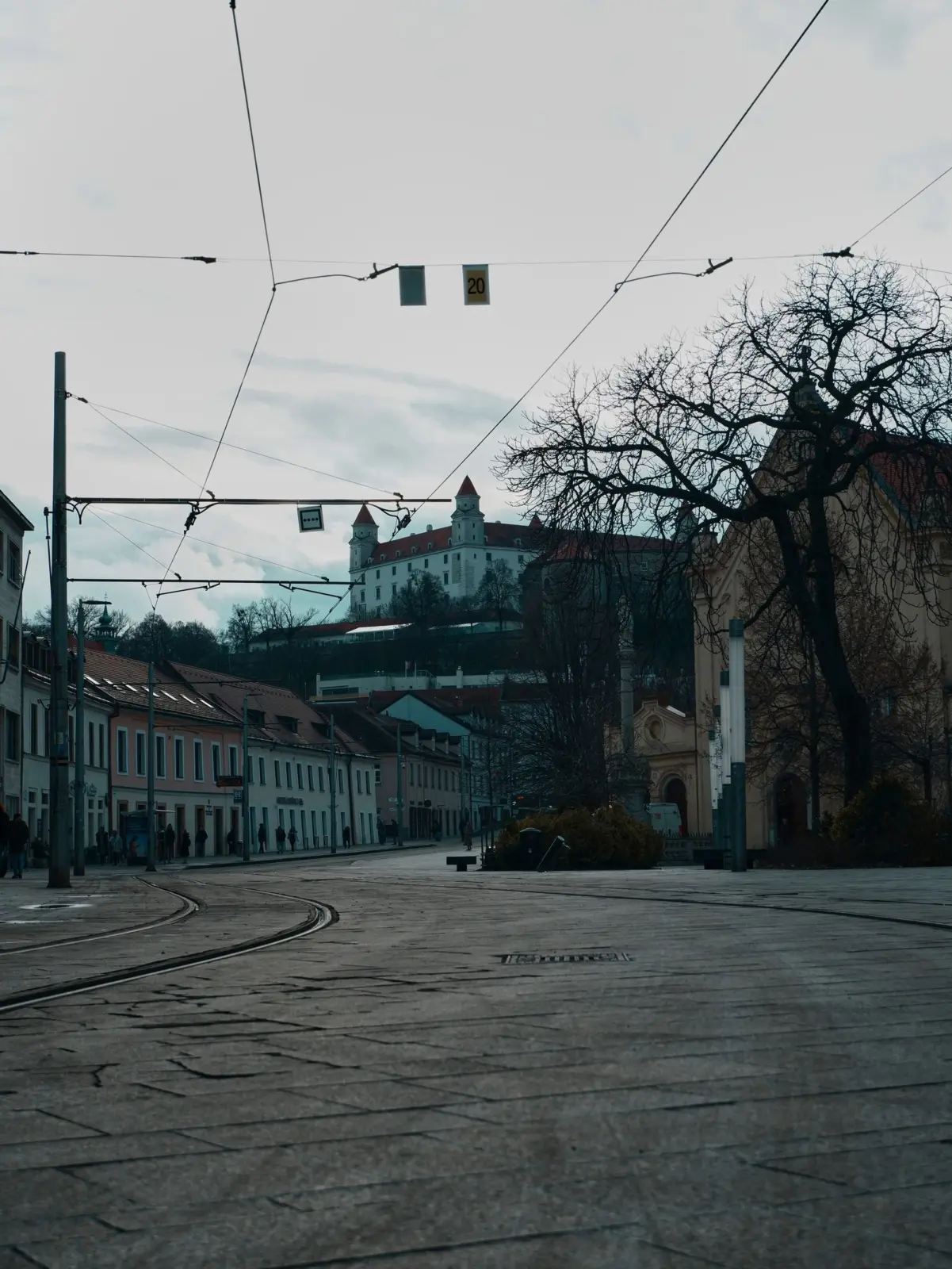 Vías de tranvía en Bratislava con el castillo sobre la colina al fondo