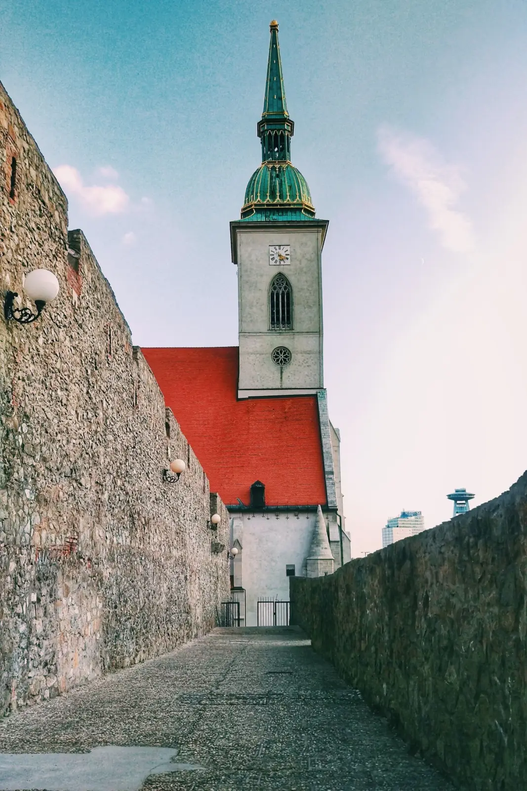 Catedral de San Martín entre las murallas de Bratislava, con la torre del puente SNP al fondo