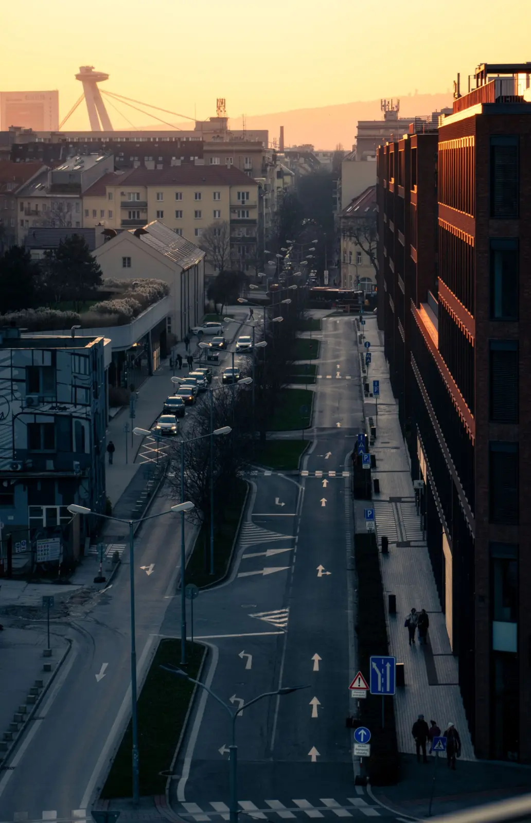 Avenida de Bratislava al atardecer con el puente SNP y la torre UFO al fondo