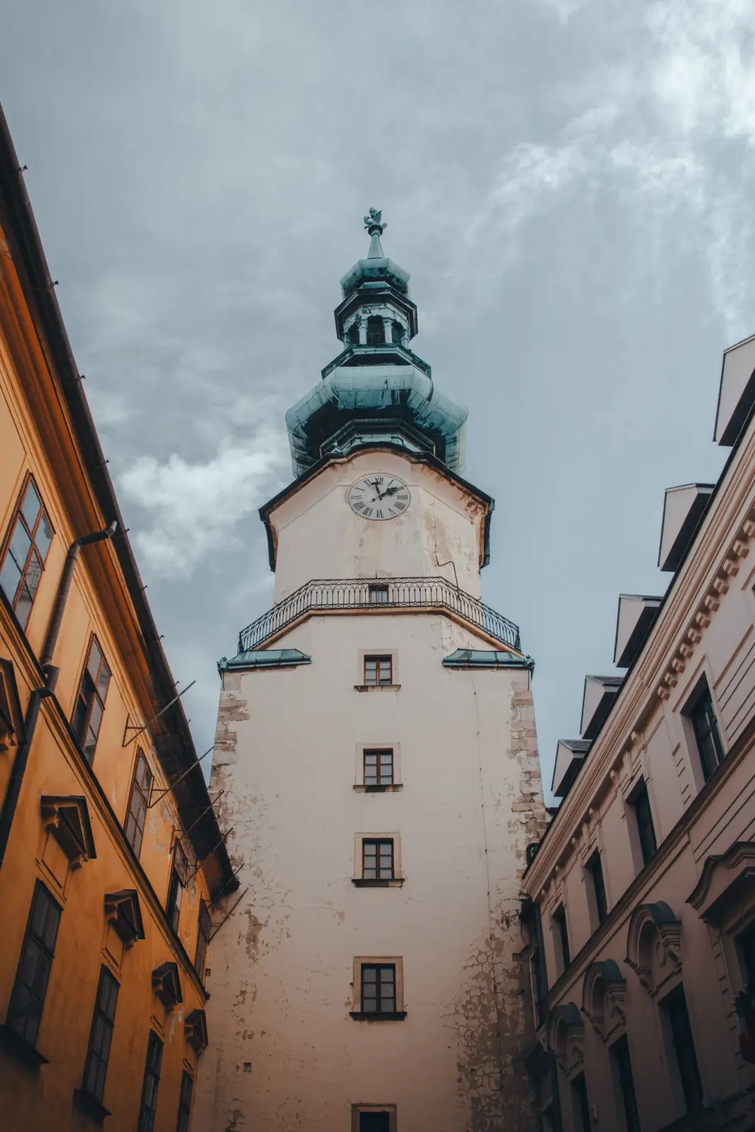 Torre de la Puerta de San Miguel entre edificios del casco antiguo de Bratislava