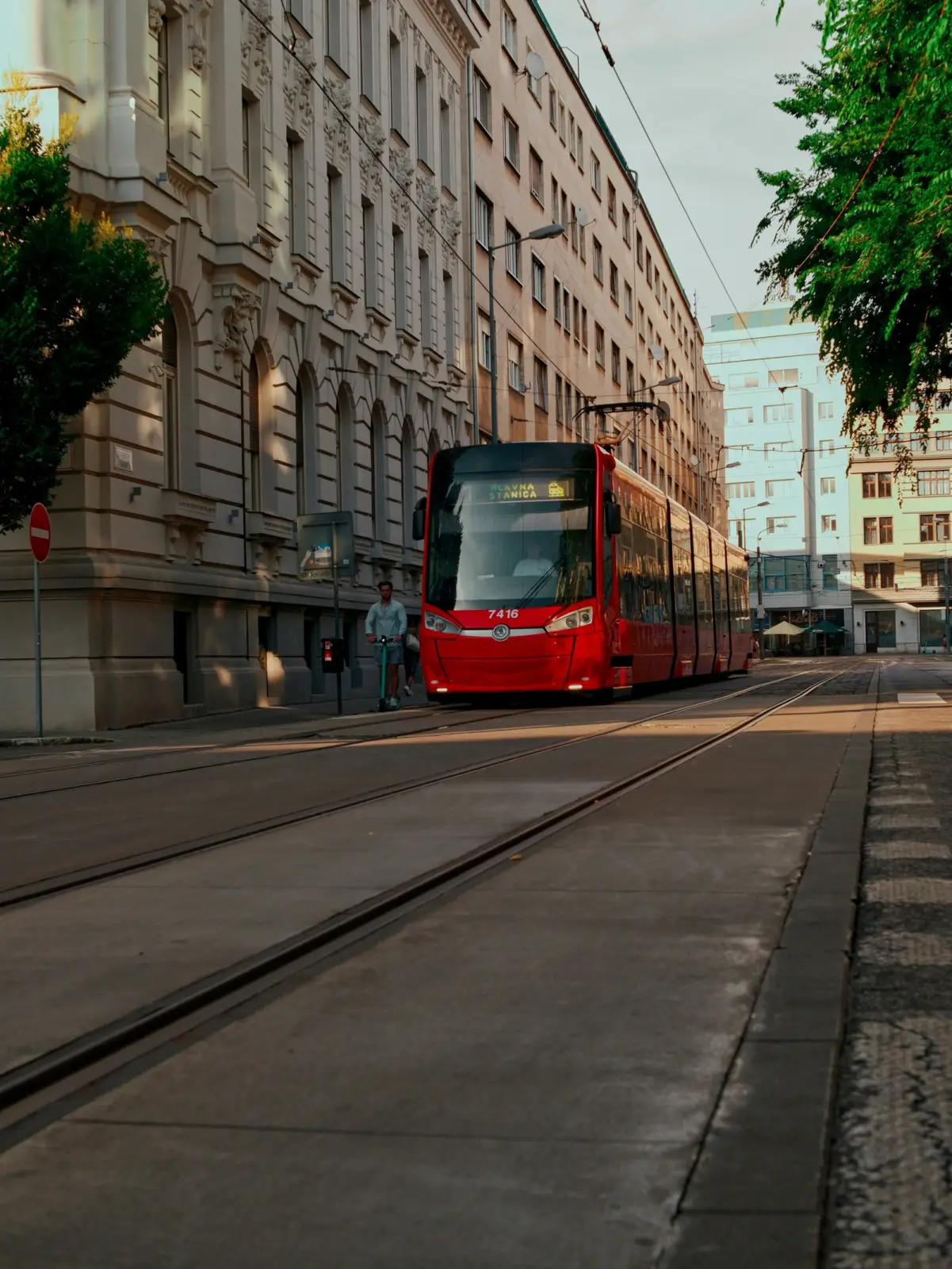 Tranvía rojo circulando por una calle del centro de Bratislava