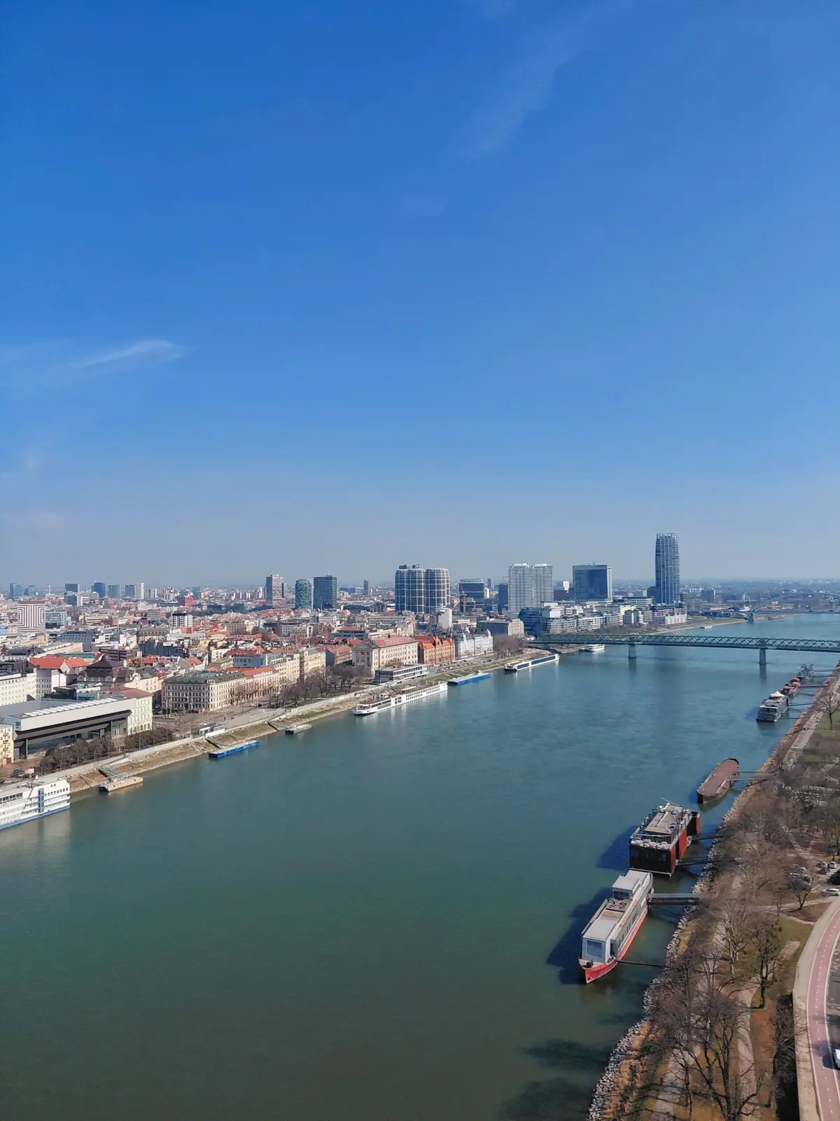 Vista panorámica de Bratislava y el Danubio, con puentes y barcos junto a la ribera