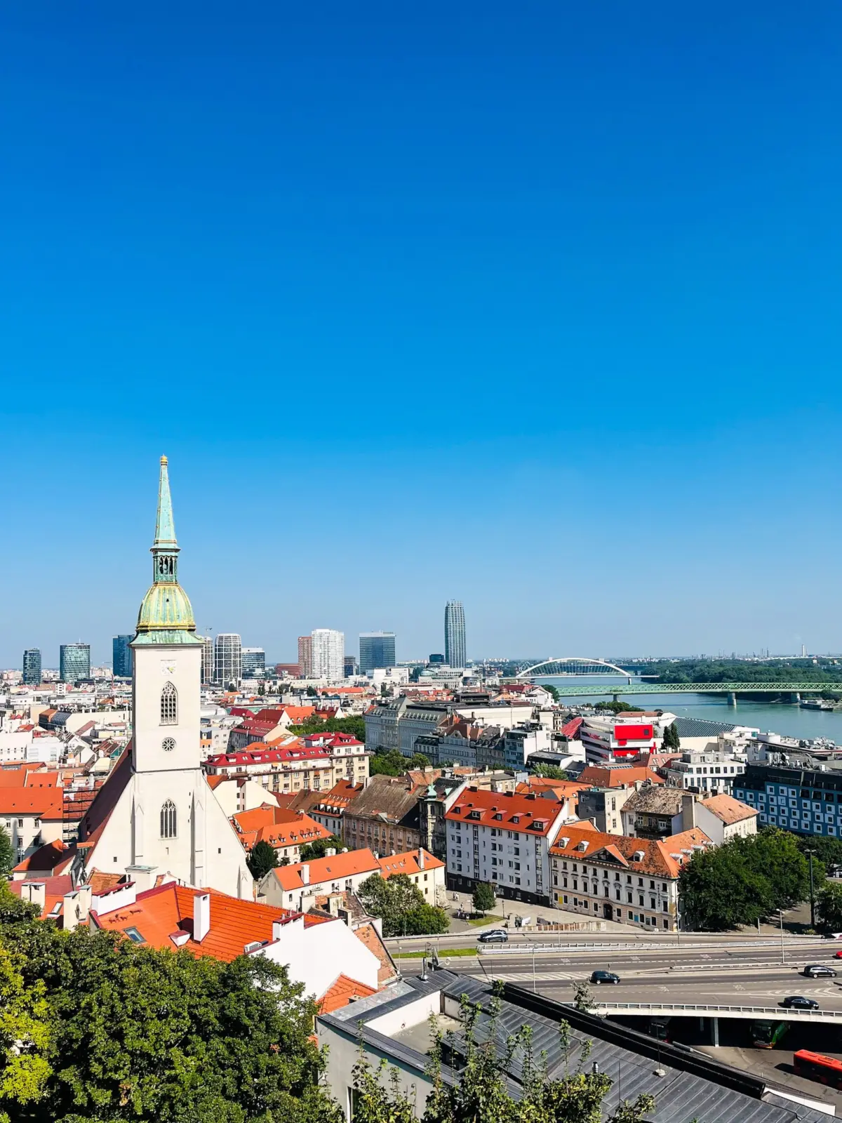Vista panorámica de Bratislava con la catedral de San Martín, el casco antiguo y el Danubio