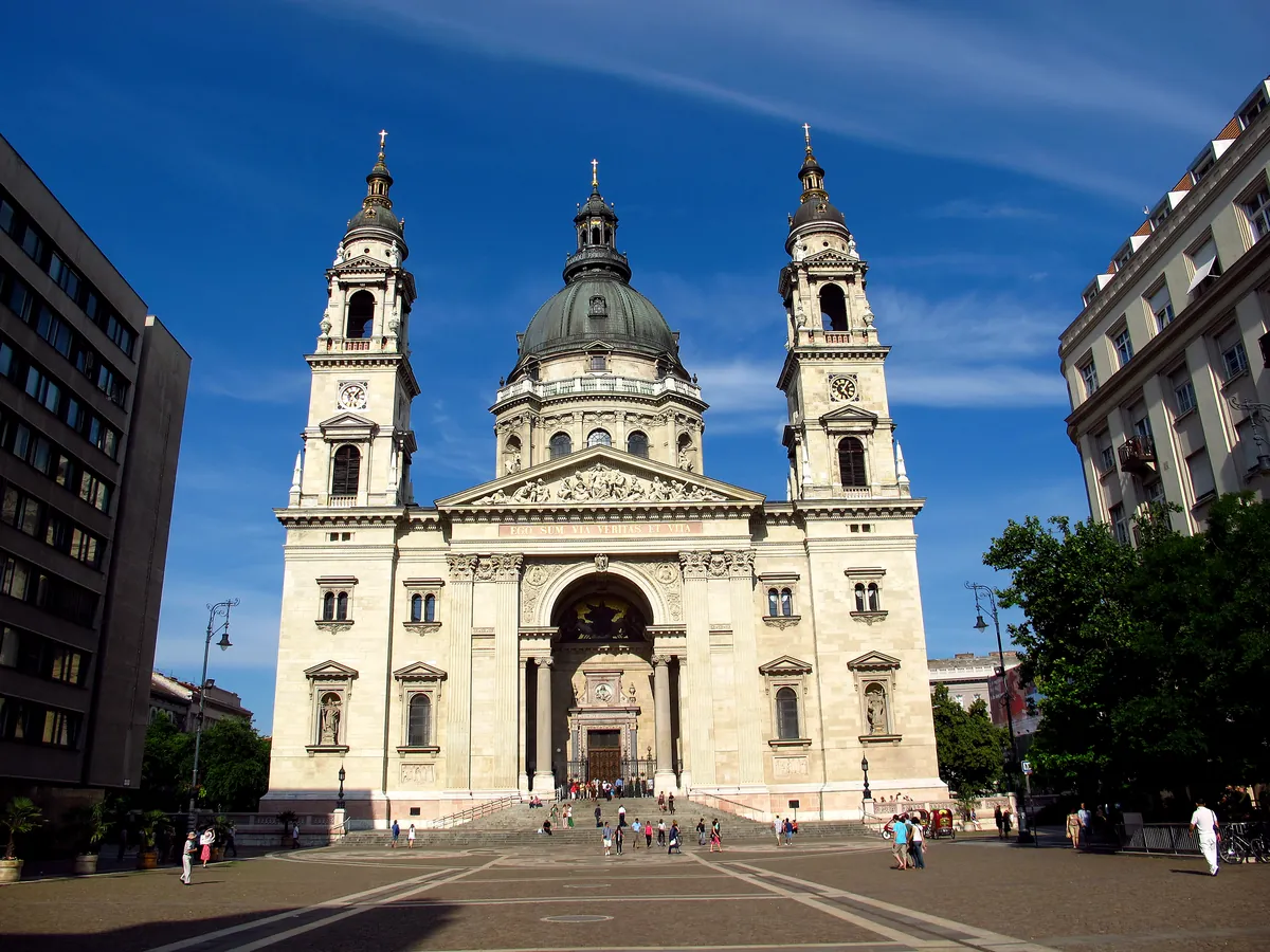 Fachada de la Basílica de San Esteban de Budapest con sus dos campanarios