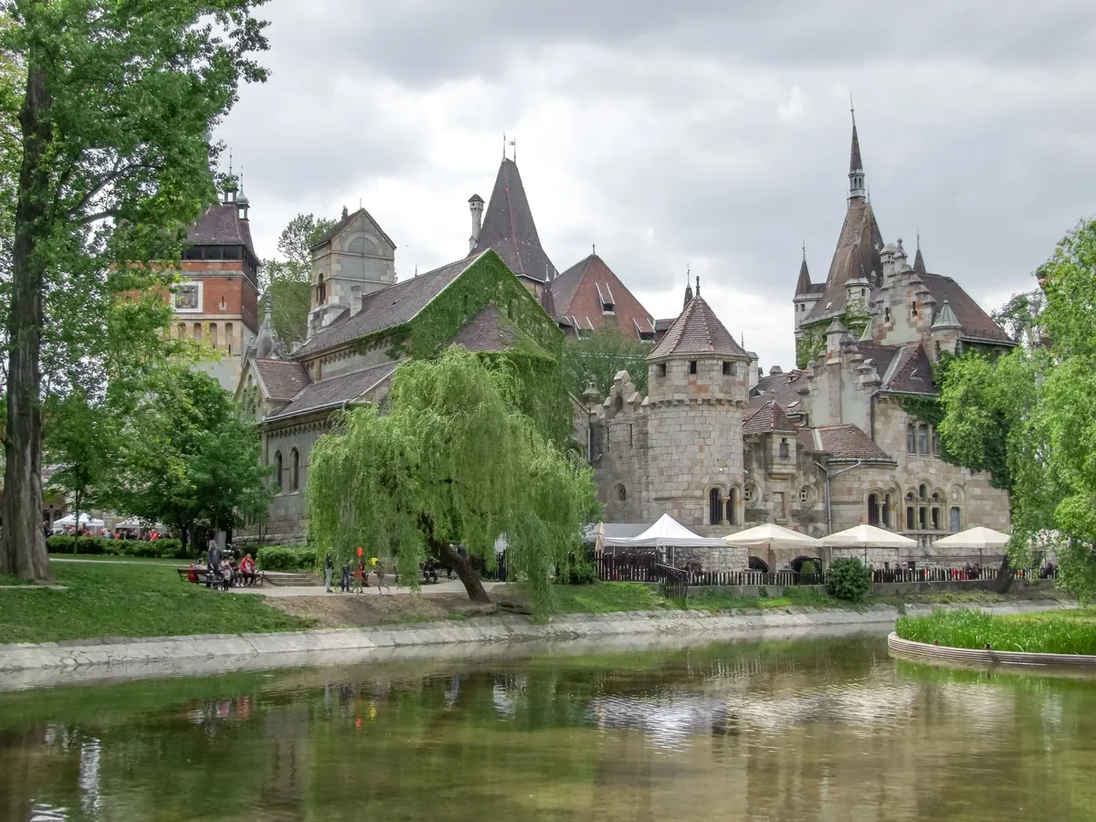 Castillo de Vajdahunyad reflejado en el lago del Parque de la Ciudad de Budapest
