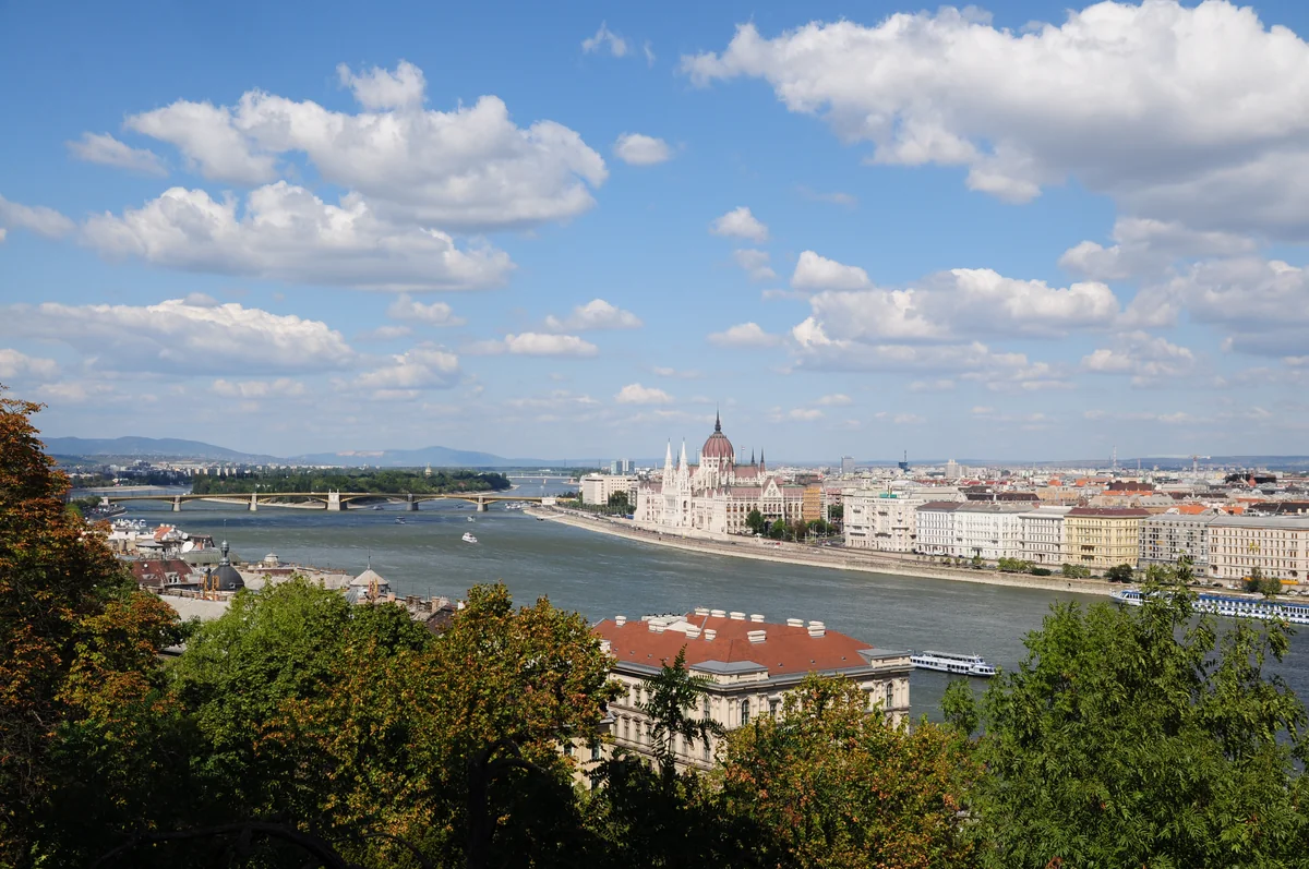 Panorámica de Budapest con el Danubio, sus puentes y el Parlamento al fondo