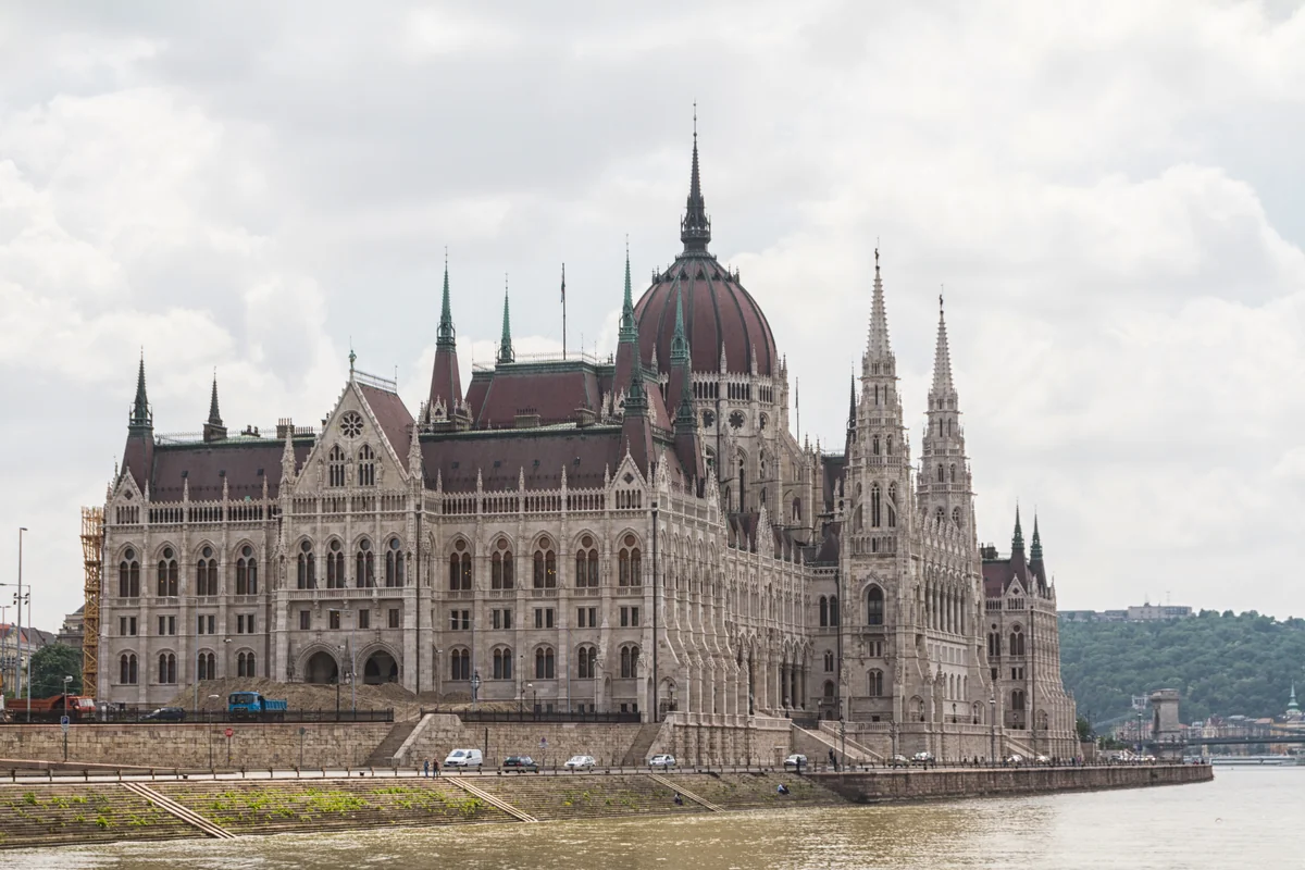 Parlamento de Budapest visto desde el Danubio con su fachada neogótica