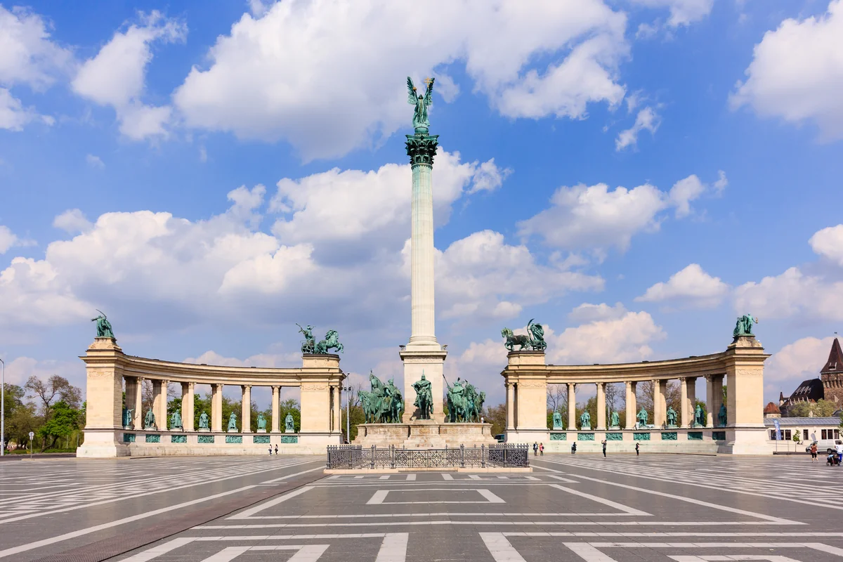 Columna del Milenio y columnatas de la Plaza de los Héroes de Budapest