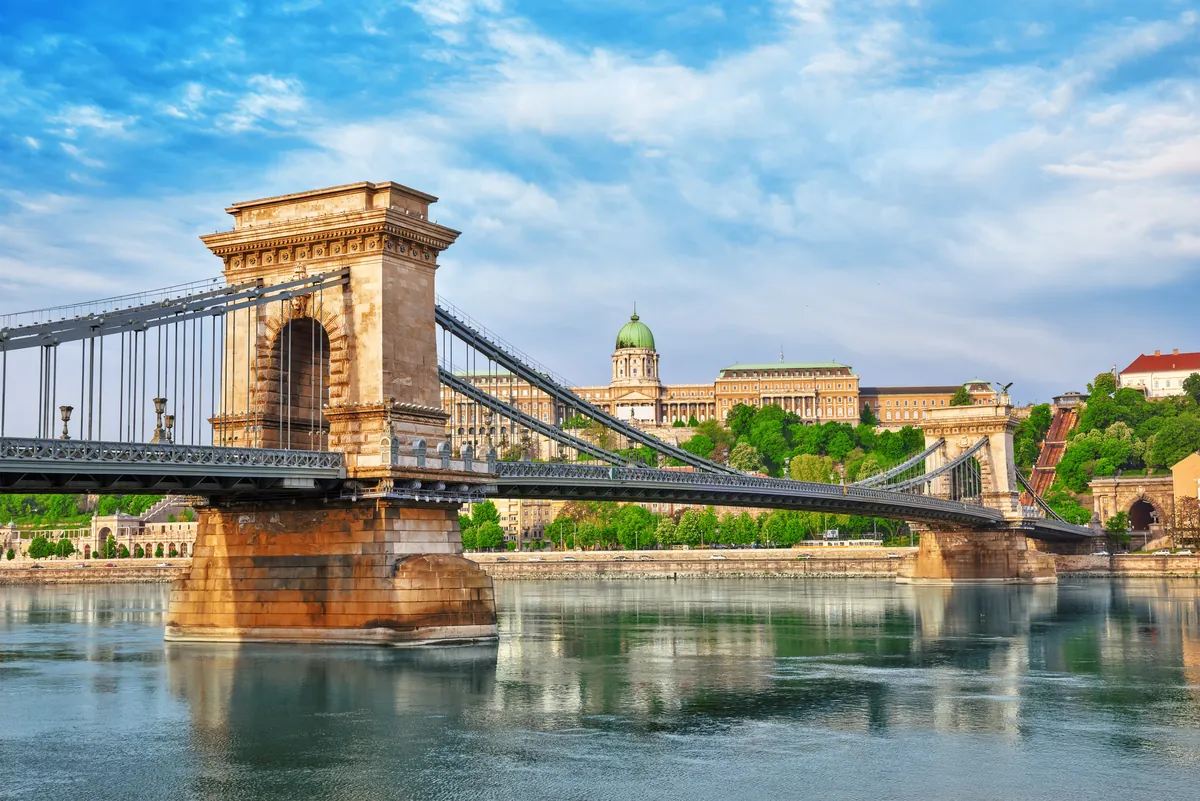 Puente de las Cadenas sobre el Danubio con la colina del Castillo de Buda al fondo