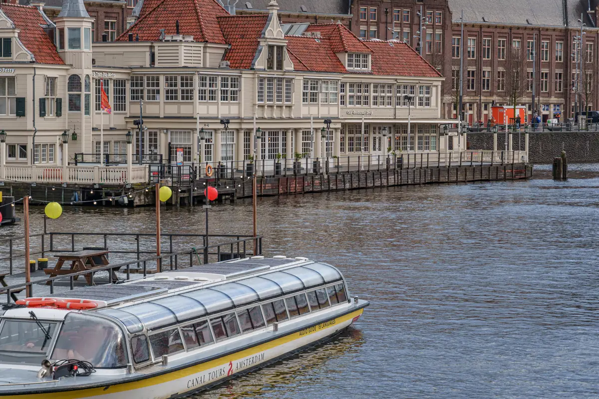 Pasea y navega por los canales de Ámsterdam