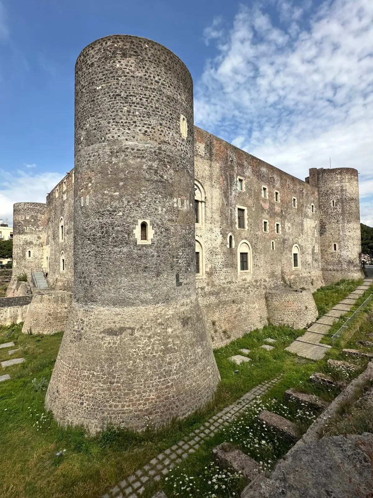 Castello Ursino con sus torres circulares de piedra en Catania