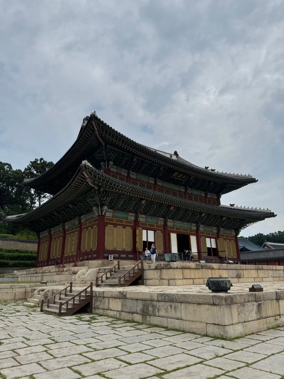 Pabellón del palacio Changdeokgung en Seúl sobre una plataforma de piedra