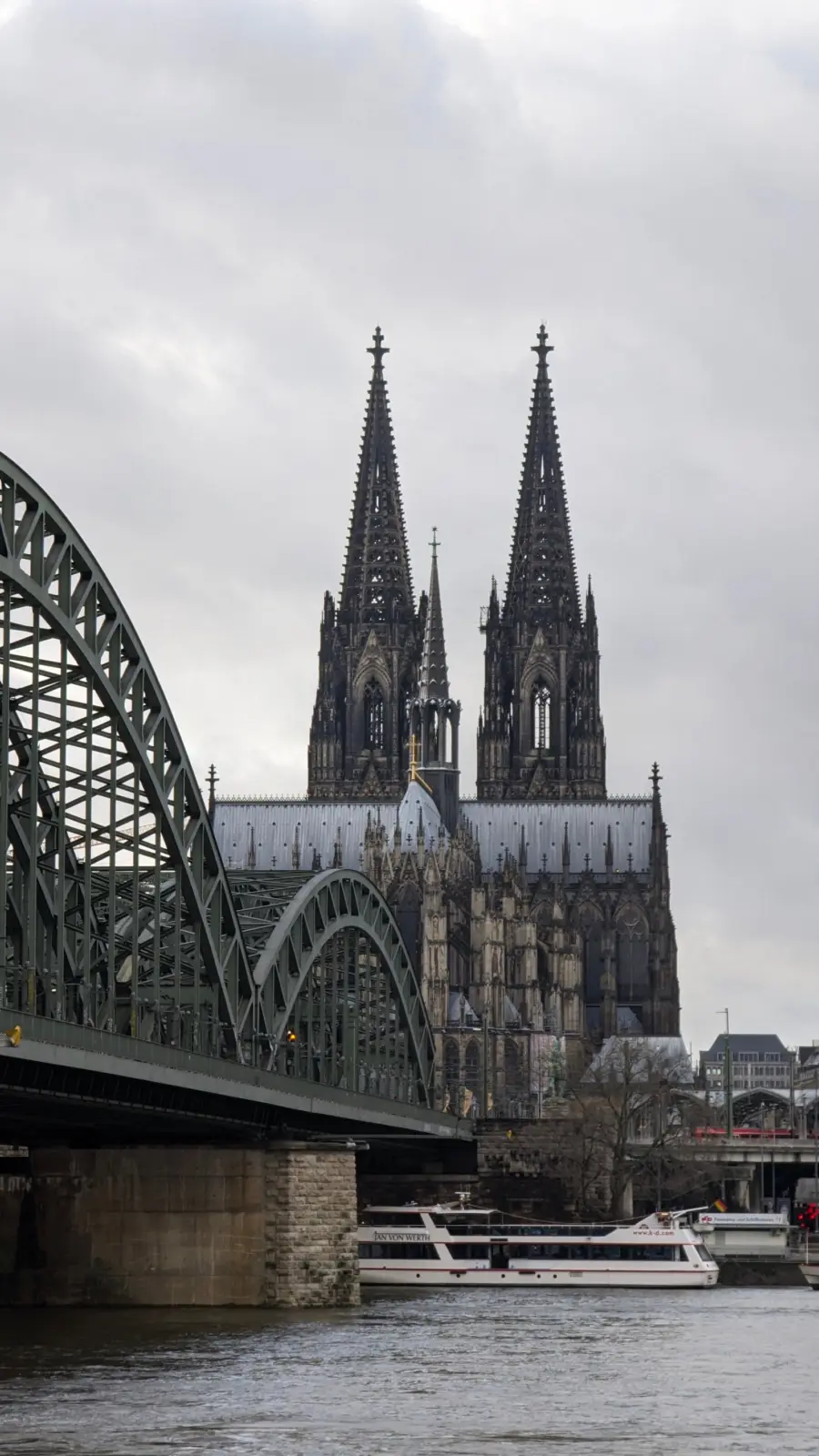 Catedral de Colonia junto al puente de Hohenzollern, vista desde el Rin