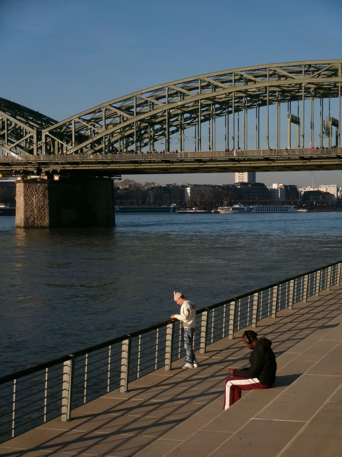 Puente Hohenzollern y paseo junto al Rin en Colonia
