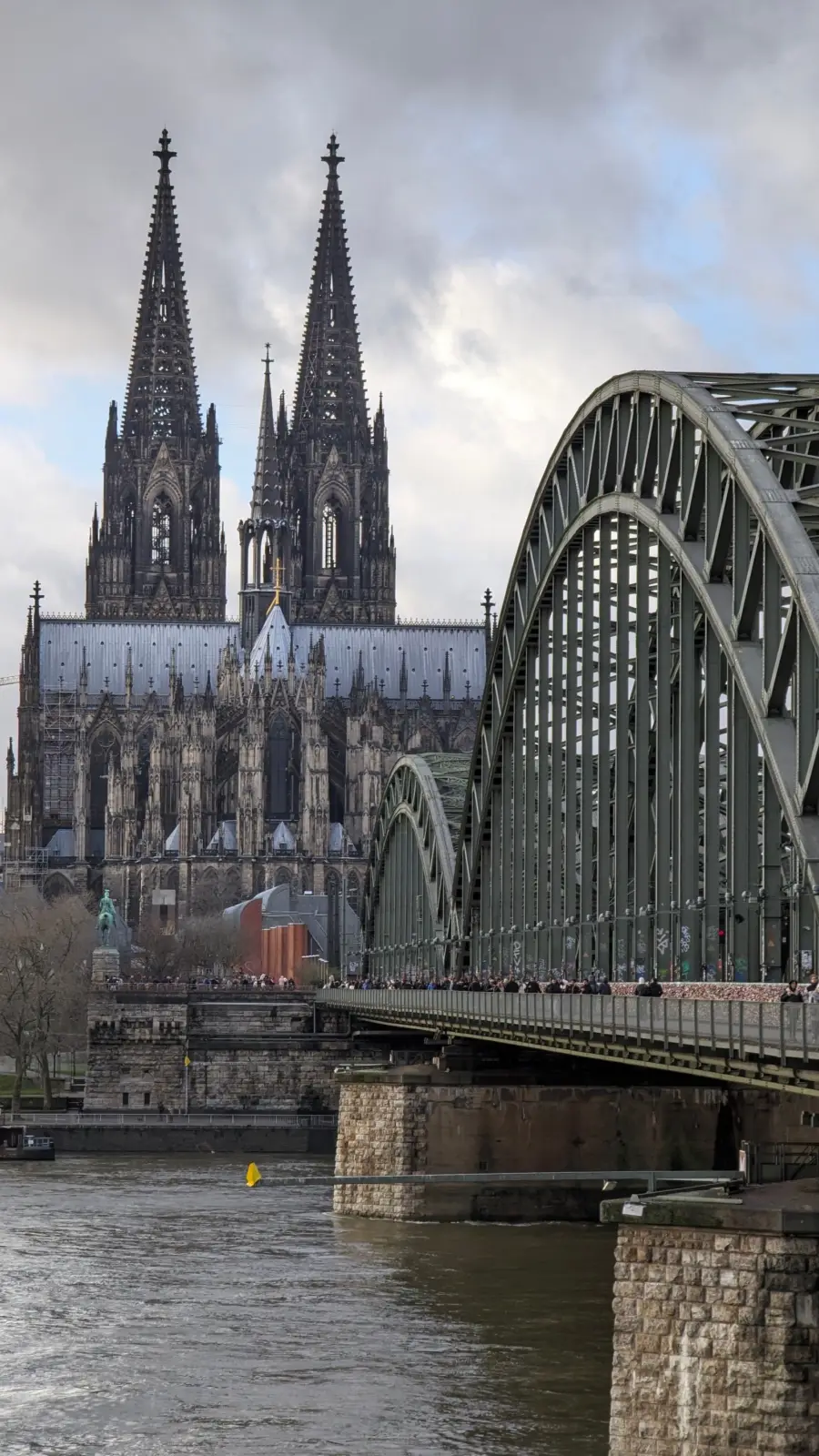 Puente Hohenzollern sobre el Rin con la catedral de Colonia al fondo